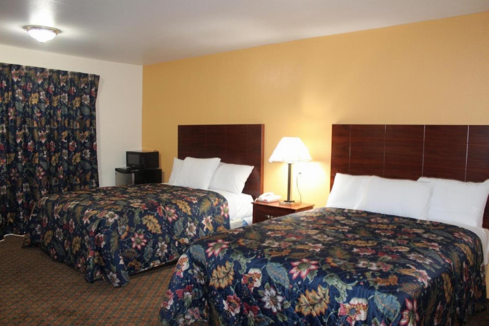 Queen Room with Two Queen Beds - Smoking